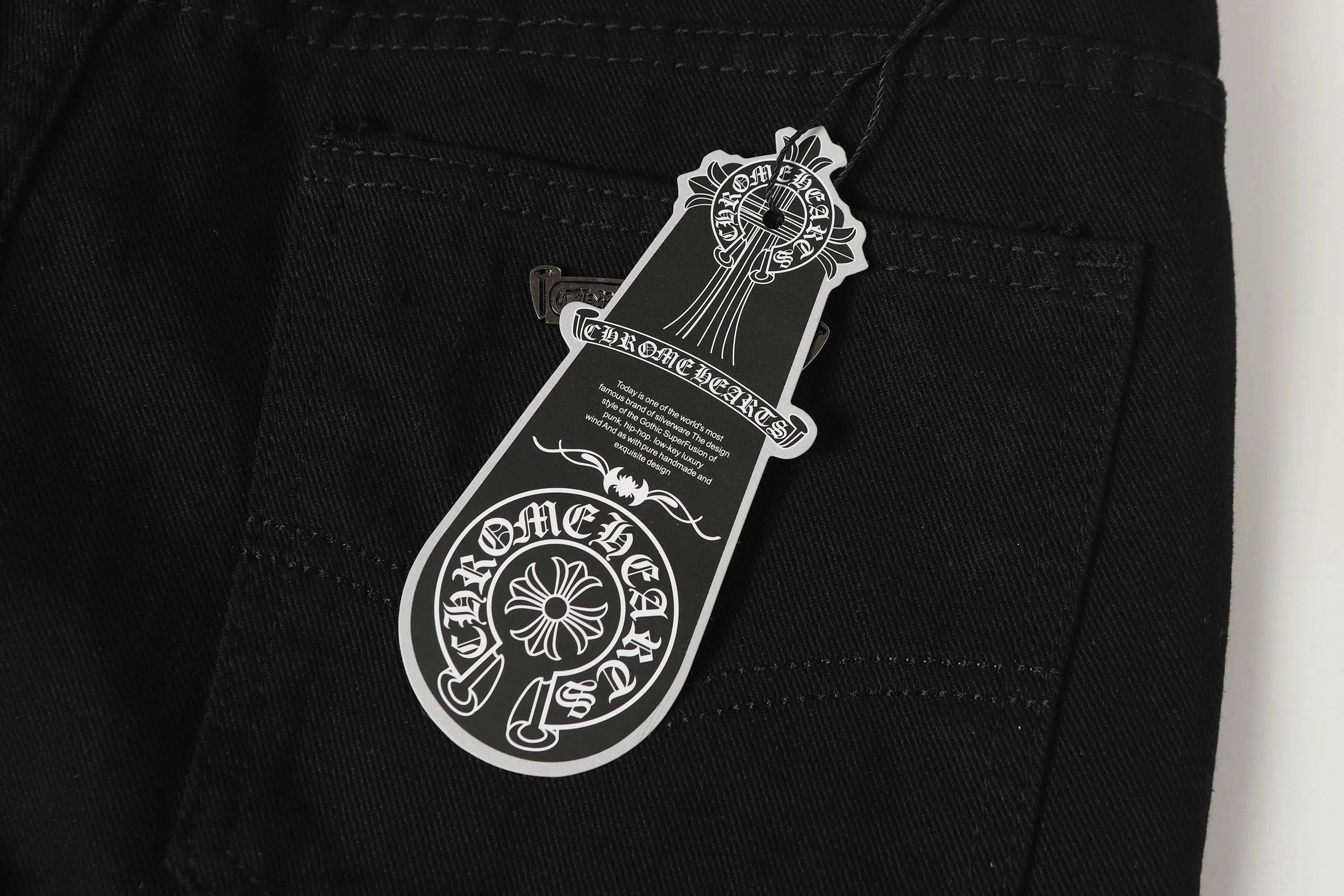 P256 Actual photo [High quality] Coding: LH977 Color: Picture color Size: S to XXXL - Chrome Hearts/Chrome Hearts Classic colored leather cross washed color cloth unisex denim trousers - Vibe style straight stacked god-level version - Carbon fine bias denim color cloth - Old vintage complete set of hardware - Chrome Hearts high version uses high ounce custom fabrics, enzyme washing and soft color fixation, soft and thick to wear The details are all produced by pure hand polishing and craftsmanship. All-over jacquard fabrics have unique design styles. Multiple processes create a full retro feel. Niche unique non-colliding shirts. Customized old spray-painted buttons. Every detail is crafted with craftsmanship. Size Pants length Waist Hips Unit cm S 98 68 100 M 99 72 104 L 100 76 108 XL 101 80 112 XXL 102 84 116 XXXL 103 88 120